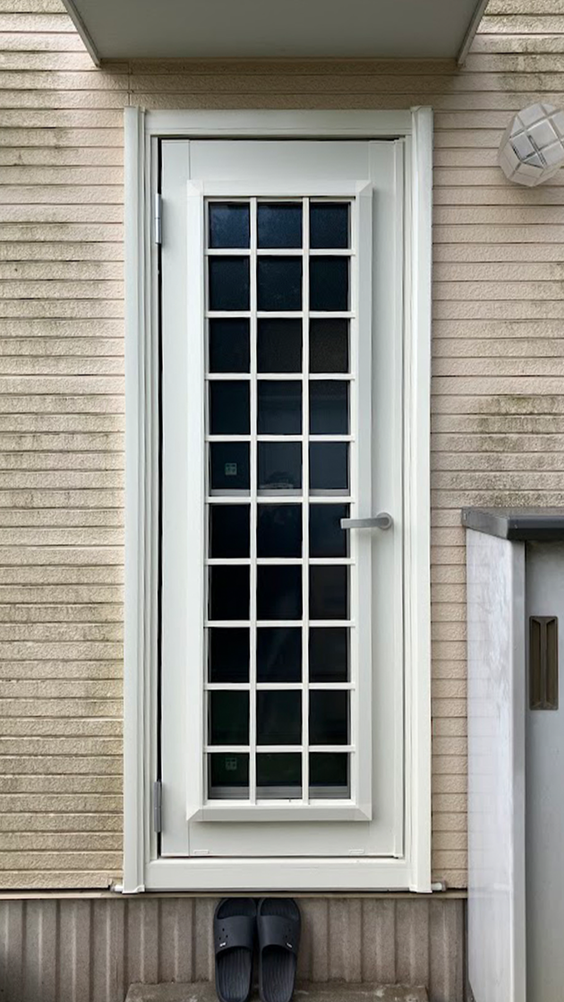 勝手口ドアリフォーム（カバー工法）で、明るく風が通る安心の出入口へ。 アイキャッチ画像