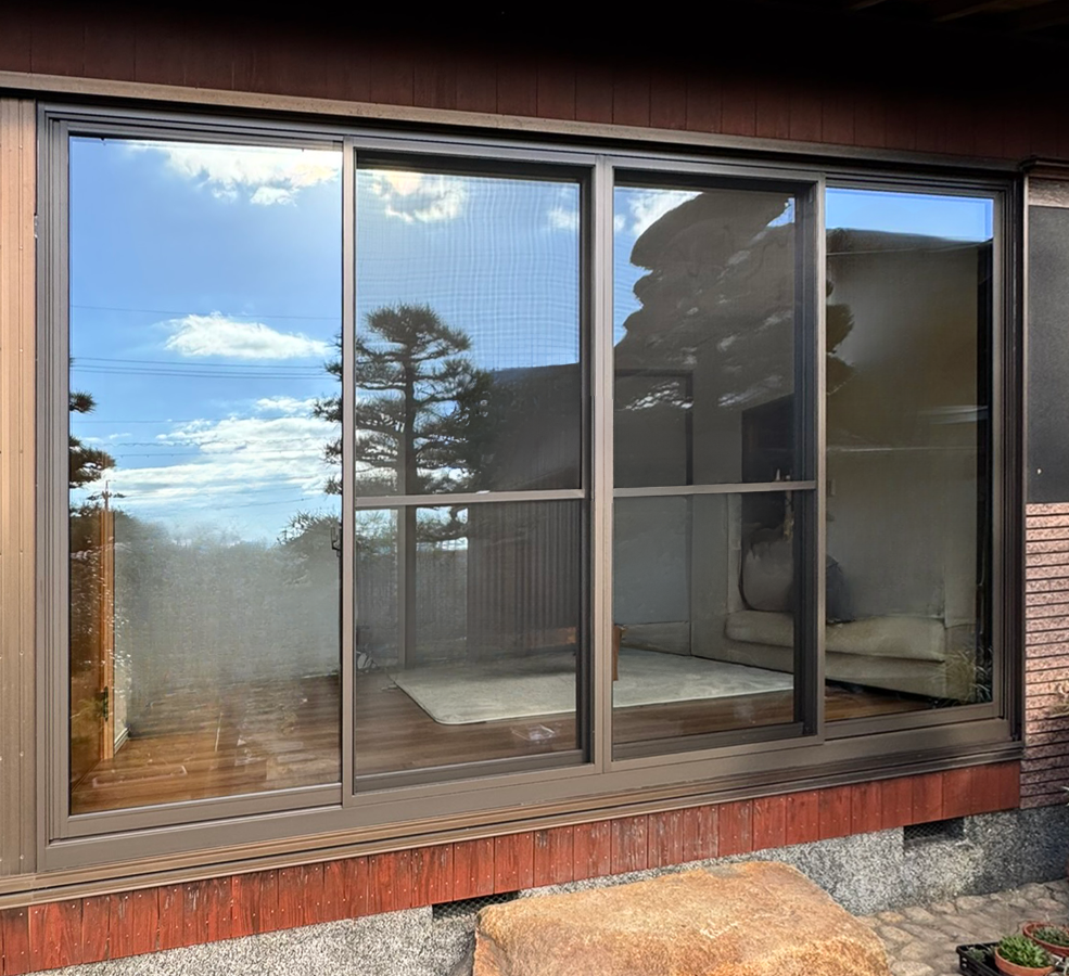 【半田市 リビング窓交換】結露でカーテンがカビる…4枚建ての大きな窓をLIXIL「リプラス」へ｜施工事例 画像